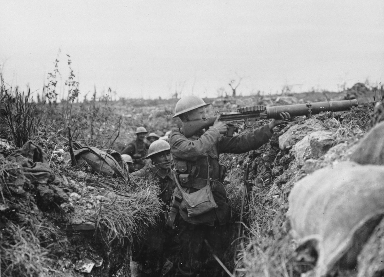 Lewis lövész egy lövészárok tüzelőlépcsőjén, 1916-18 alkotó: English Photographer