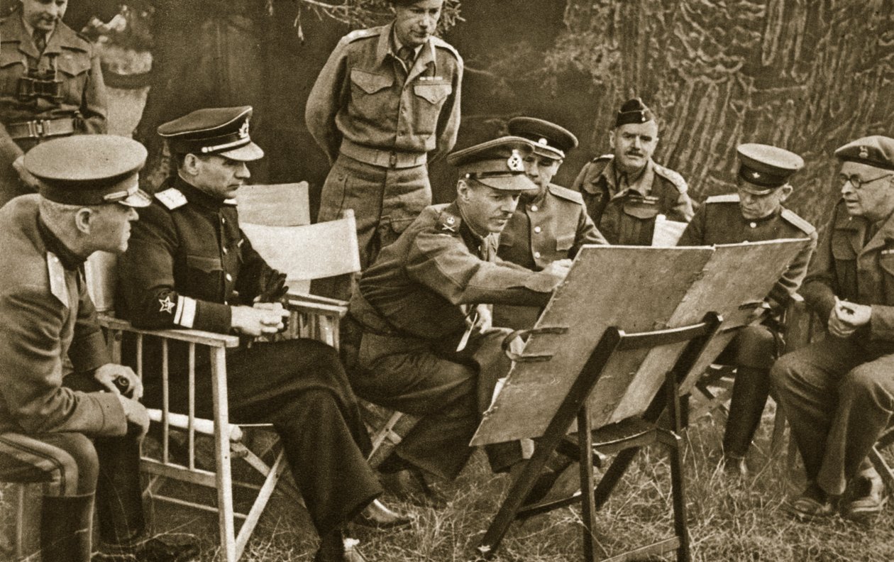 Dempsey altábornagy, a Brit Második Hadsereg parancsnoka elmagyarázza a szovjet tiszteknek a nyugati front helyzetét, 1944 alkotó: English Photographer