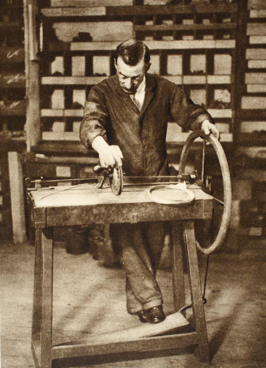 Lakatos drótot rugókba tekercselve, a Wonderful Londonból, 1926-27 (fénynyomat) alkotó: English Photographer