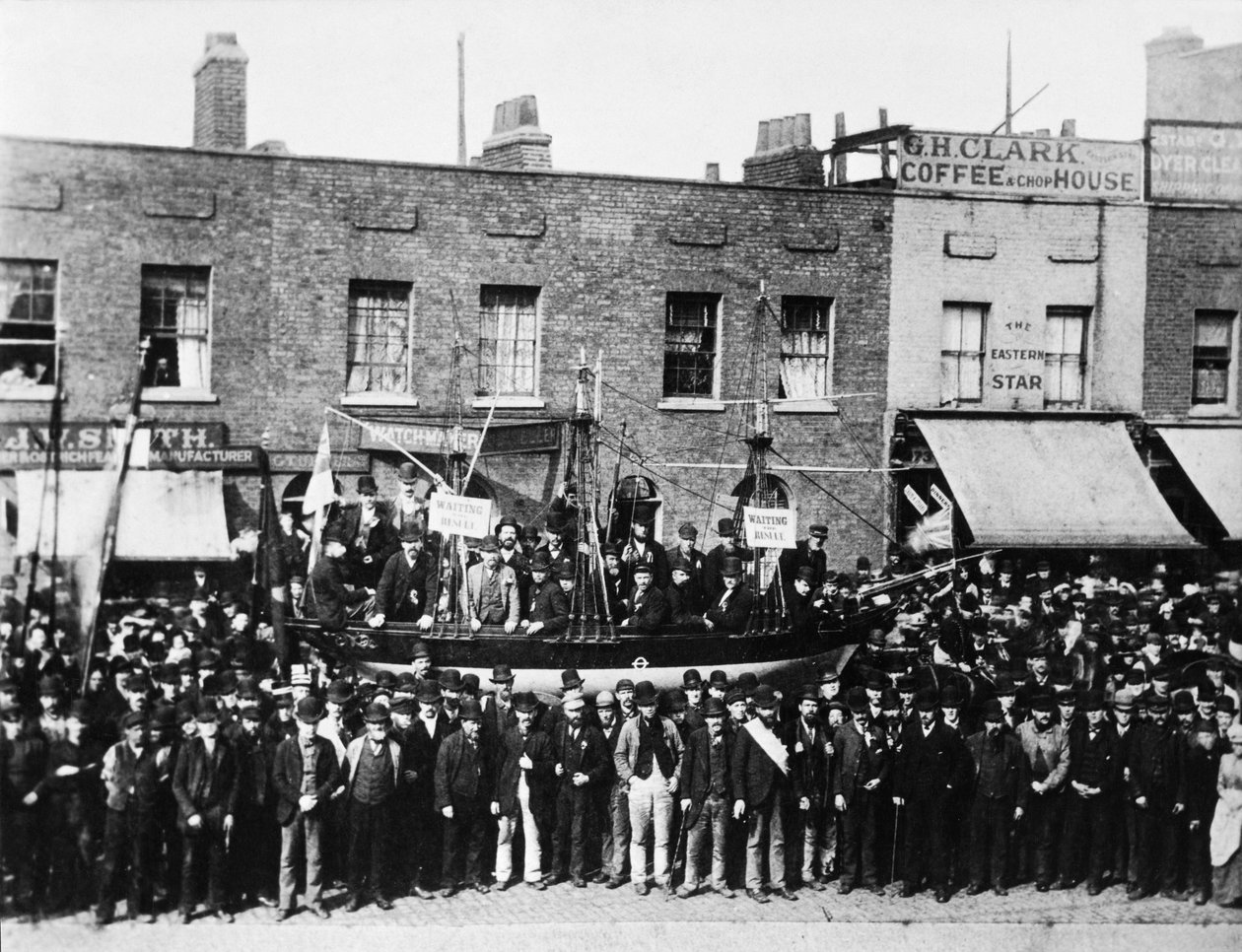 London Dock Strike, 1889 alkotó: English Photographer