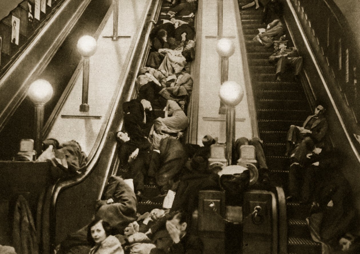A londoniak az 1940-es metróban keresnek menedéket a bombák elől alkotó: English Photographer