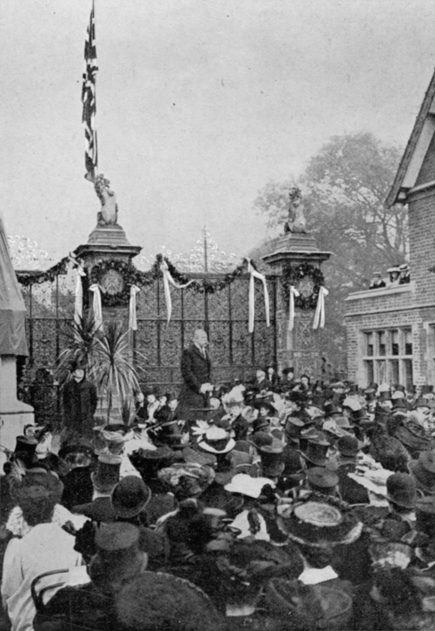 Lord Clarendon beszédet mond a The Graphic-ban 1906. október 27-én megjelent Egy nagyszerű élet emlékhelye: A hatfieldi Salisbury szobor című cikkéből. alkotó: English Photographer