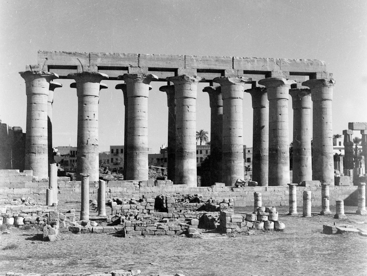 Lotus oszlopok, Luxor Temple, egy 206 fényképet tartalmazó albumból, amelyet W.H.J. őrnagy állított össze. Eladó, 1940-43 alkotó: English Photographer