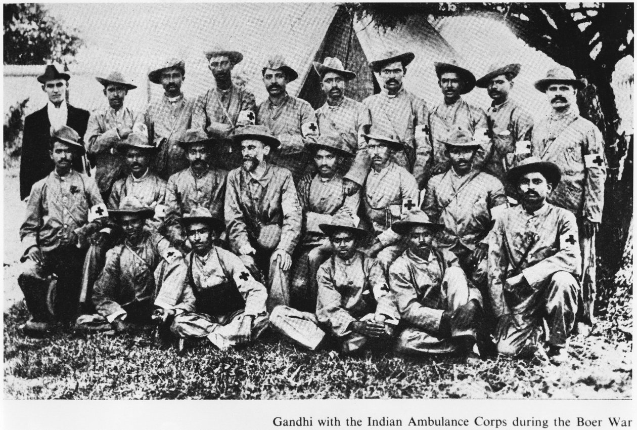 Mahatma Gandhi (1869-1948) az indiai mentőhadtestnél a búr háború alatt, Dél-Afrika, 1899 alkotó: English Photographer