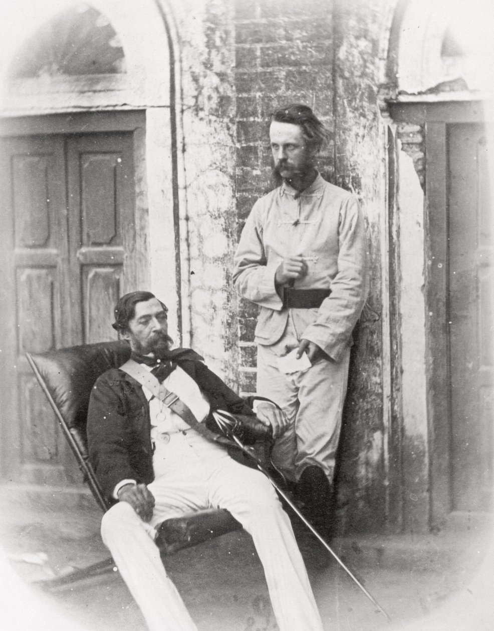Sir Robert Napier vezérőrnagy (1810-90) (ül) és ADC-je, E.H. Greathead, Lucknow, 1857 alkotó: English Photographer
