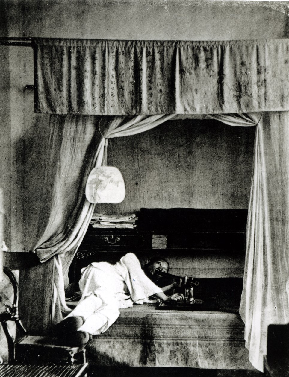 Ópiumot dohányzó férfi, J. Thompson Illusztrációk Kínáról és népéről, Londonban, 1873. alkotó: English Photographer