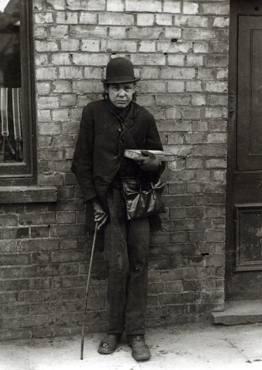 Gyufa-eladó. 1900 körül alkotó: English Photographer