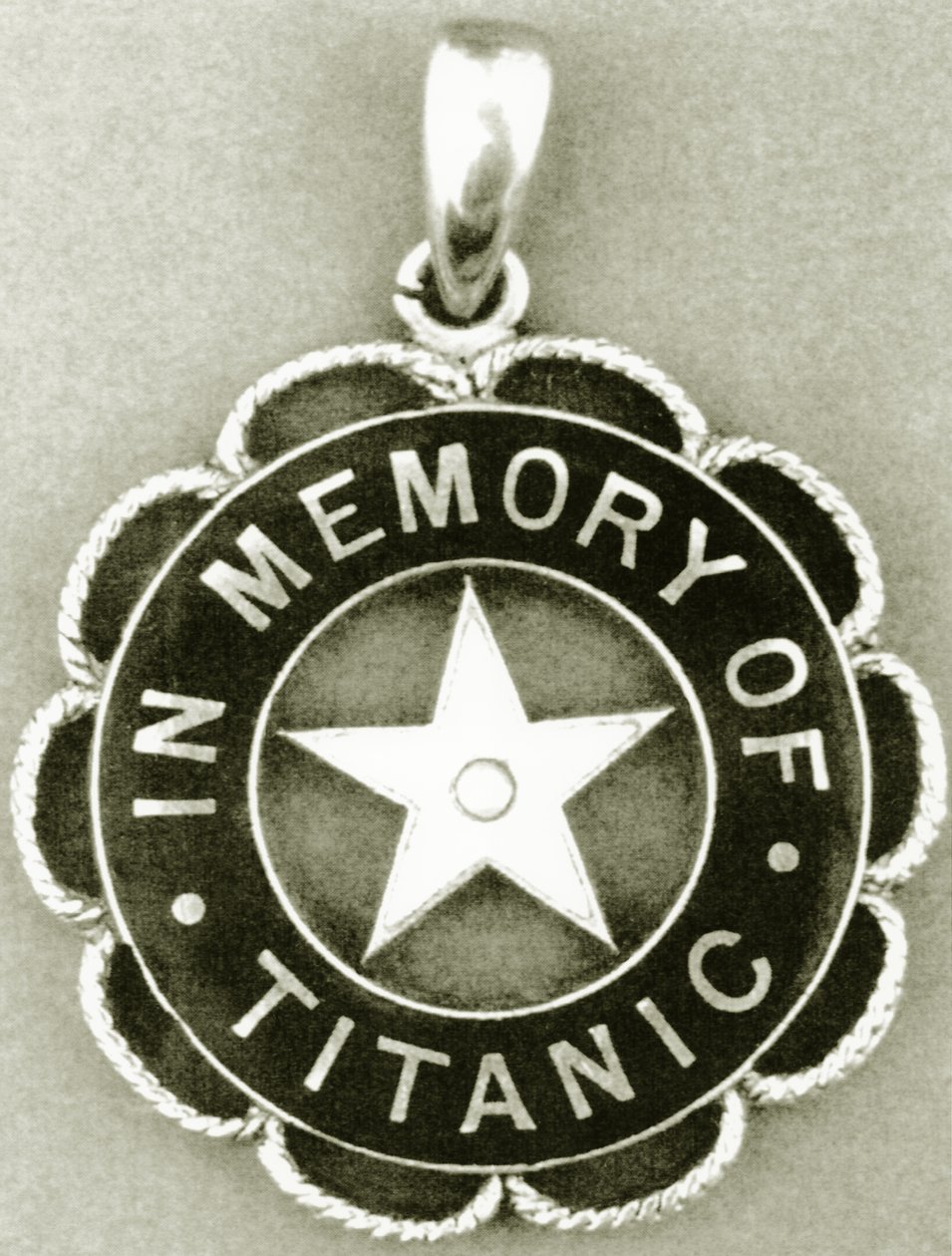 A White Star Line kitüntetést a Titanic-katasztrófa túlélőinek adományozta alkotó: English Photographer