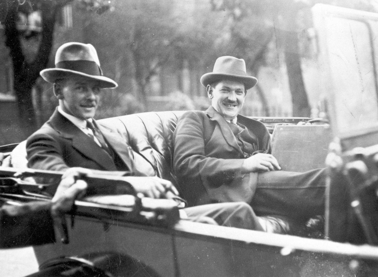 Michael Collins (1890-1922) Emmet Daltonnal az 1921-es londoni szerződési tárgyalások során alkotó: English Photographer