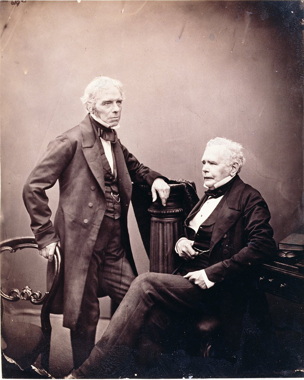 Michael Faraday (1791-1867) és William Thomas Brande (1788-1866) (ül) 1850-es évek – 1860-as évek közepe (albumnyomat) alkotó: English Photographer