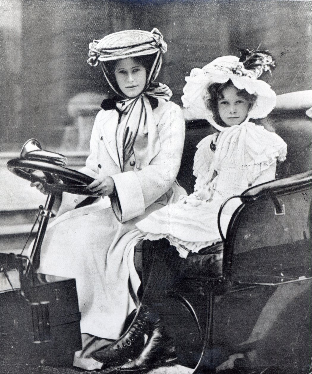 Millicent, Sutherland hercegnője és lánya a Ladies Automobile Club első találkozóján, 1903 alkotó: English Photographer