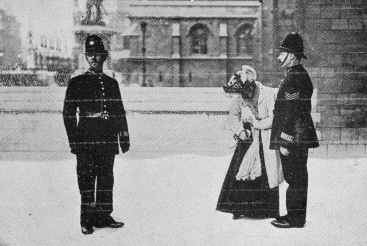 Miss. Billington megtalálta a kártyáját a The Graphic-ban, 1906. október 27-én megjelent The Reassembling of Parliament című cikkből alkotó: English Photographer