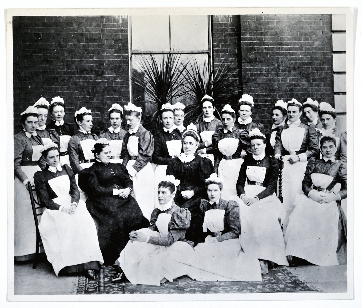 Miss Gordon, Miss Crossland és húsz nővér és nővér alkotó: English Photographer