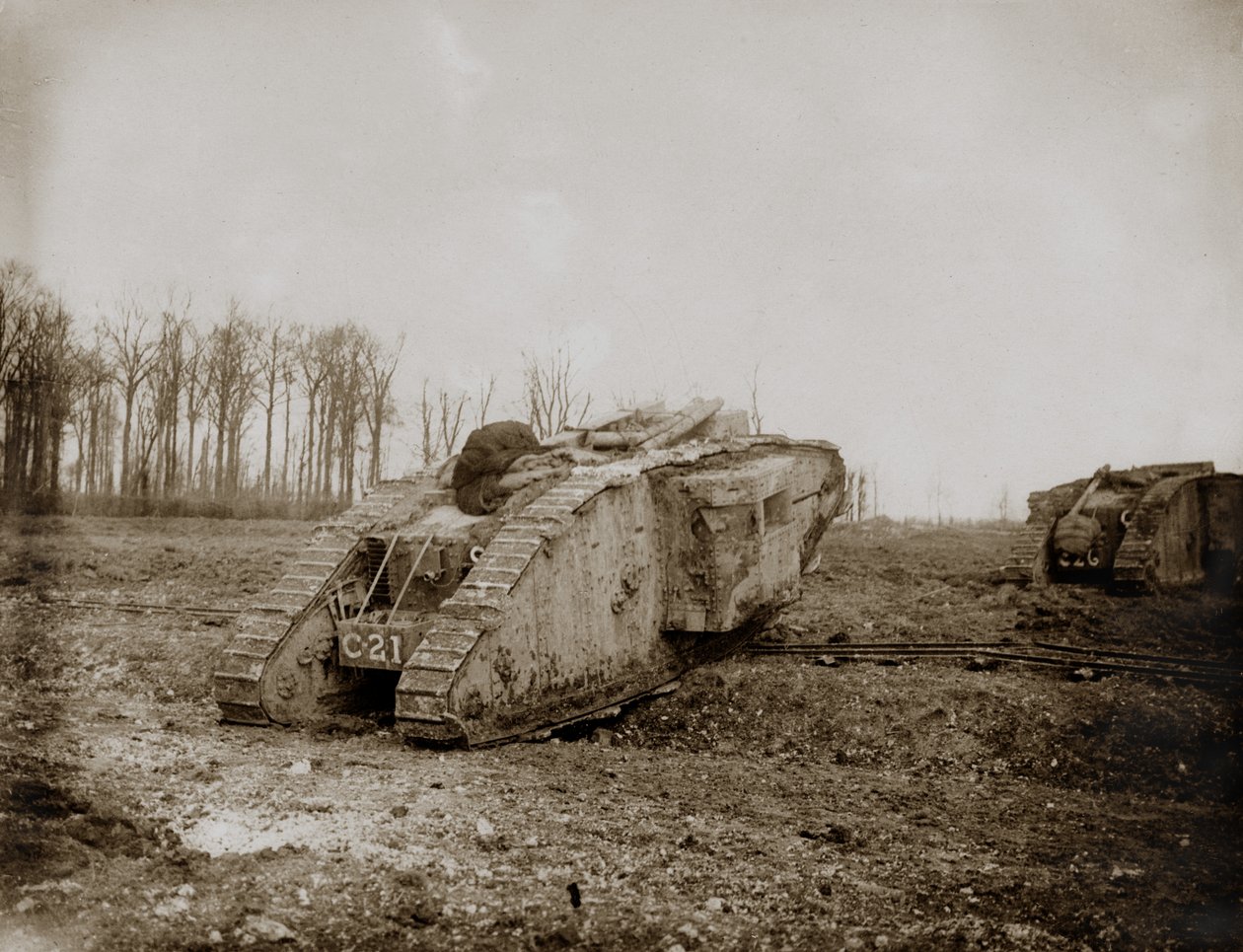 Az Mk II harckocsik hadműveletbe vonulnak Arrasnál, 1917 alkotó: English Photographer