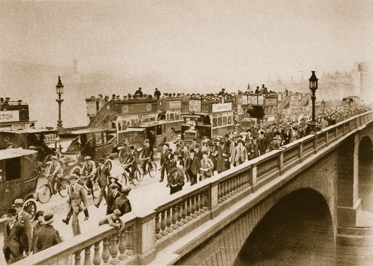 hétfő reggel csúcsforgalom a London Bridge-en (szépia fotó) alkotó: English Photographer