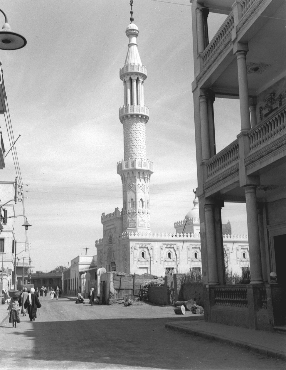 Mecset a modern Luxorban, egy 206 fényképet tartalmazó albumból, amelyet W.H.J. őrnagy állított össze. Eladó, 1940-43 alkotó: English Photographer