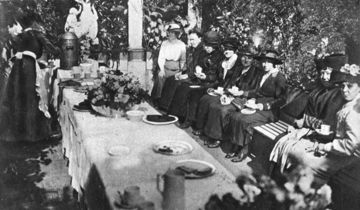 Anyák napja: Lady Byron teára szórakoztatja a harcoló férfiak anyjait a The Illustrated War Newsból, 1916. augusztus 16. alkotó: English Photographer