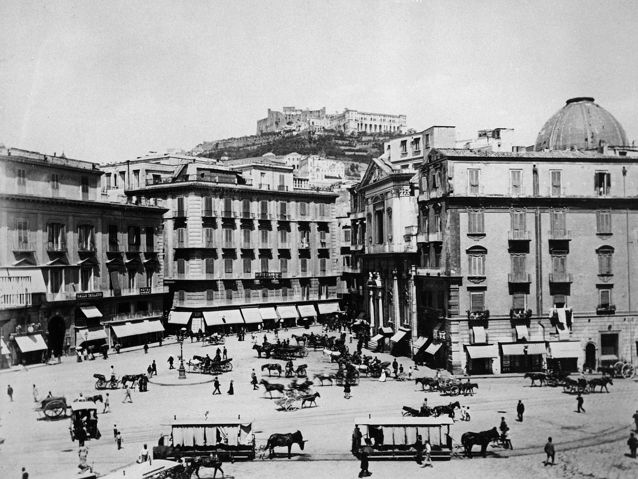 Nápoly: A Piazza San Fernando és a Castello Sant Elmo alkotó: English Photographer
