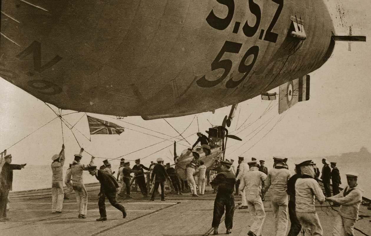 Haditengerészeti léghajó leszáll kikötésére a H. M. S. Furious hátsó fedélzetén, 1914-1919 alkotó: English Photographer