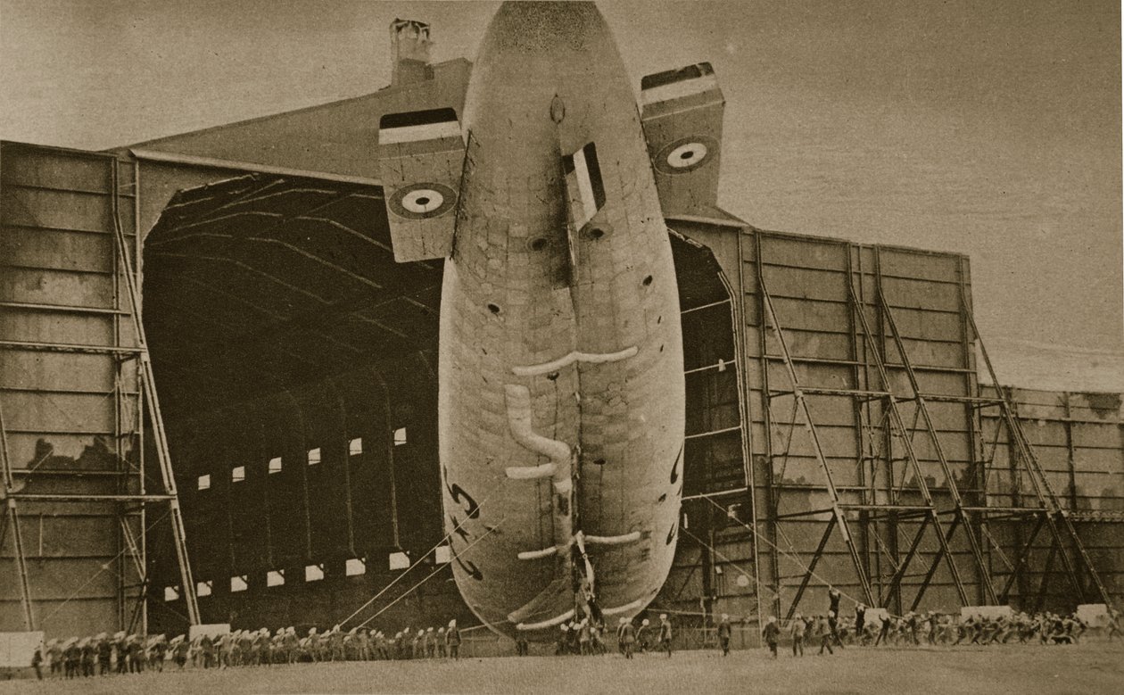 Egy haditengerészeti léghajó akasztóvá tétele, 1914-1919 alkotó: English Photographer