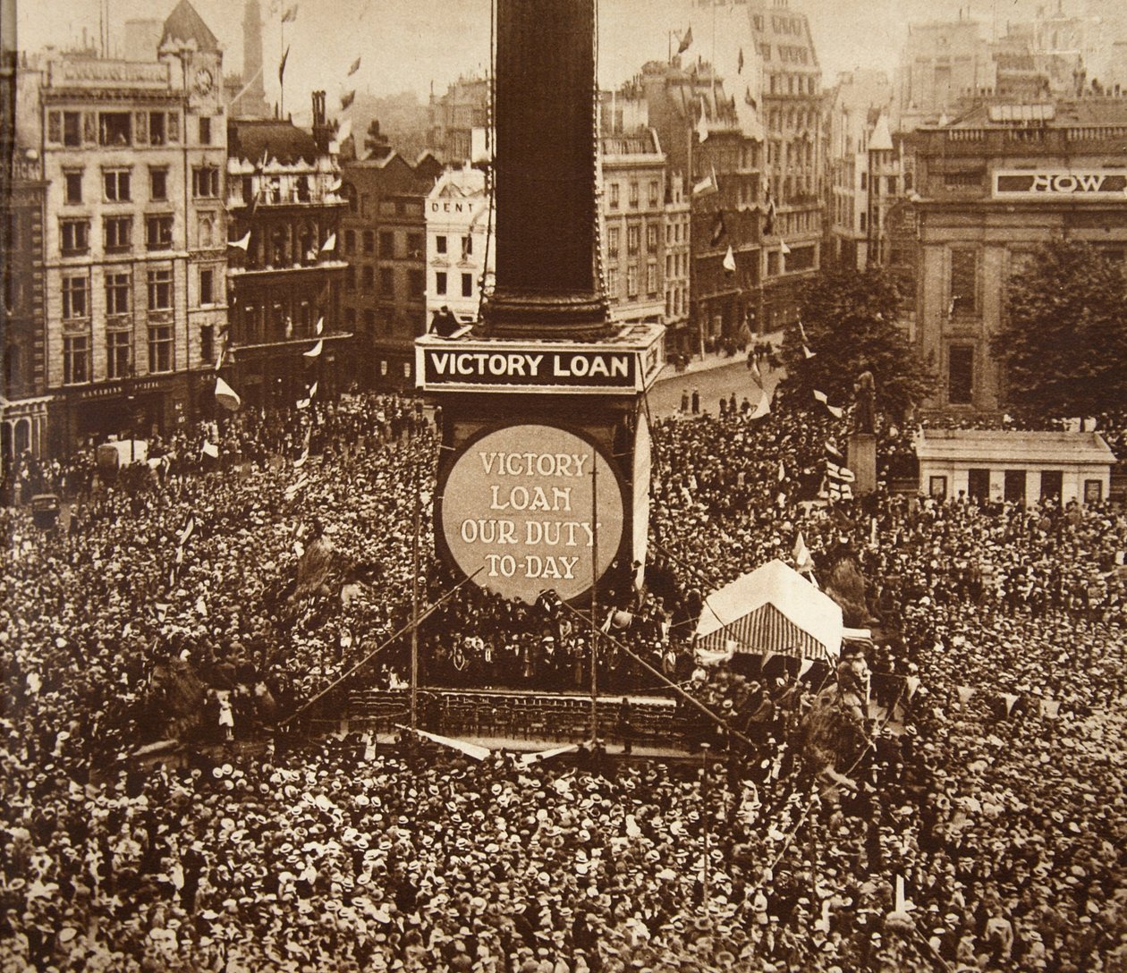 Szilveszter, Trafalgar Square, 1919 A Victory Loan egy kötvénykibocsátás volt, amellyel az első világháború költségeit fedezték; Három nap alatt milliót gyűjtött össze; A teljes összeg millió volt; 700 alkotó: English Photographer