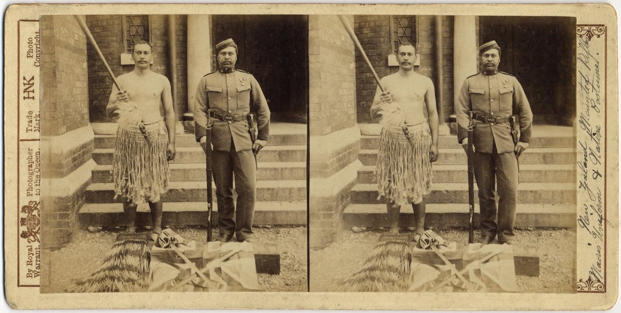 Új-zélandi fegyveres puskák. Maori egyenruha és natív viselet, 1897 (ezüst zselatin nyomat) alkotó: English Photographer