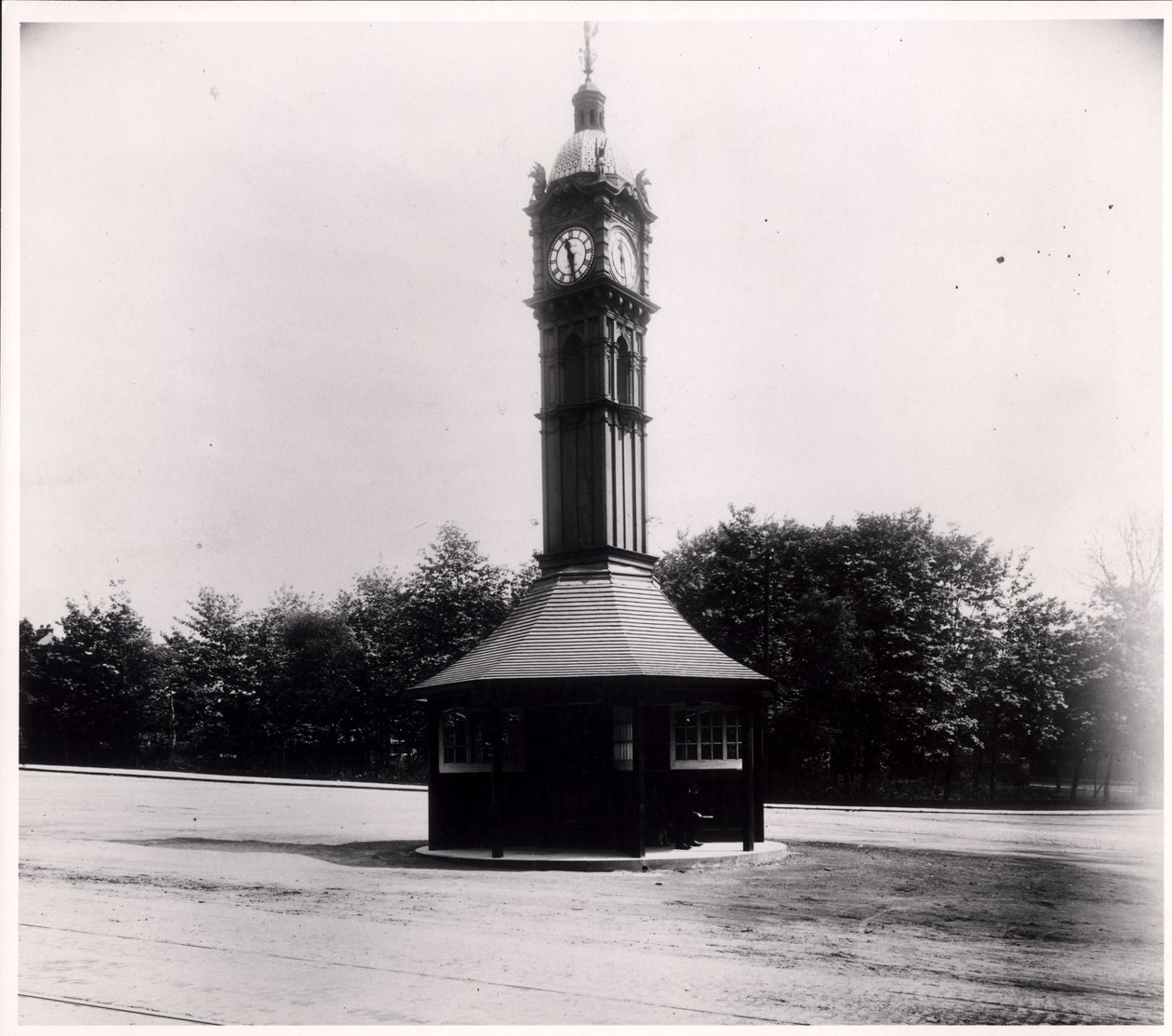 Oakwood Clock, a Potts & Sons által gyártott, eredetileg a Kirkgate Market Hallban, Leedsben, 1914 alkotó: English Photographer