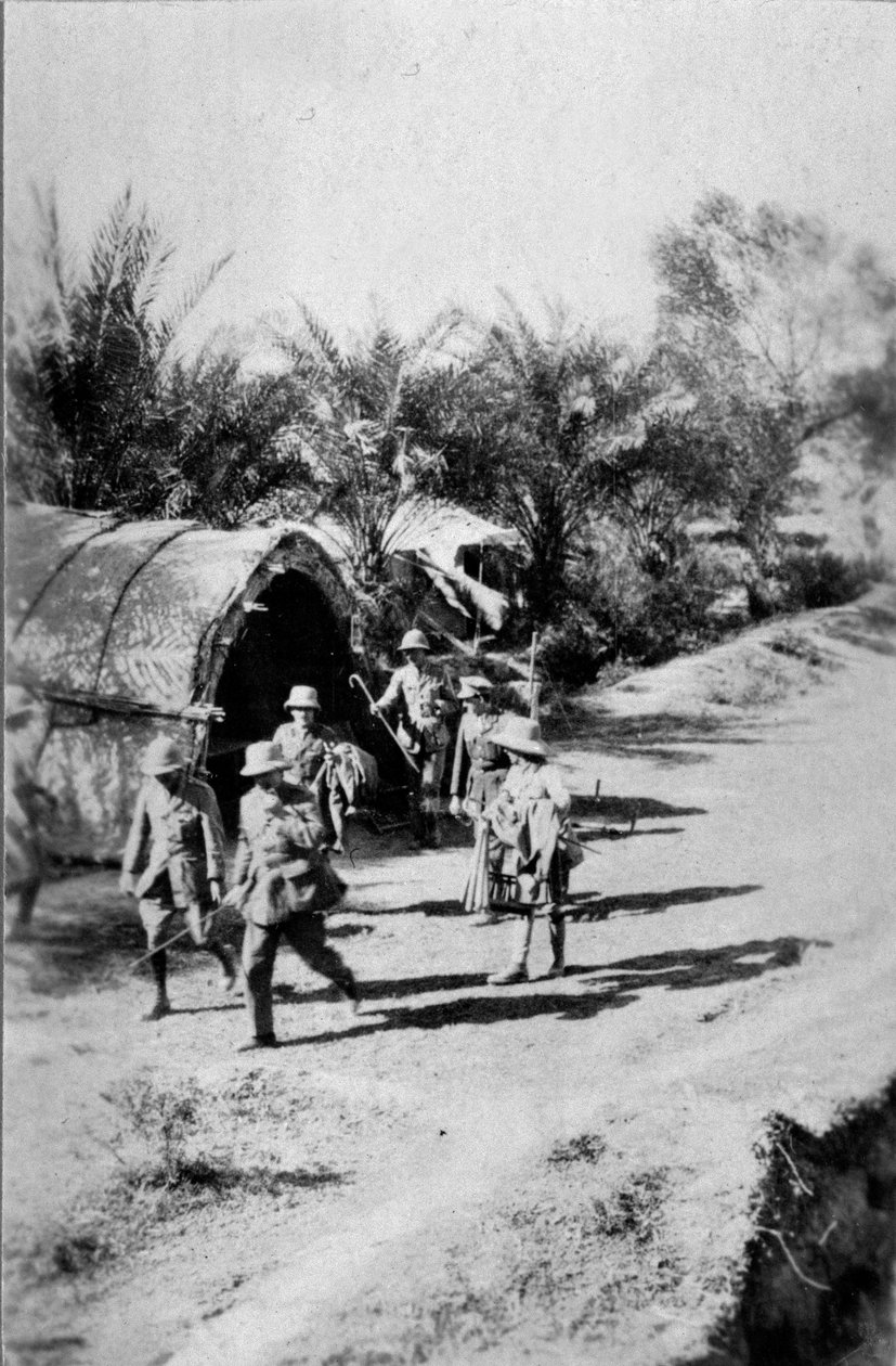 Tisztek egy nádkunyhó mellett, 1917 alkotó: English Photographer