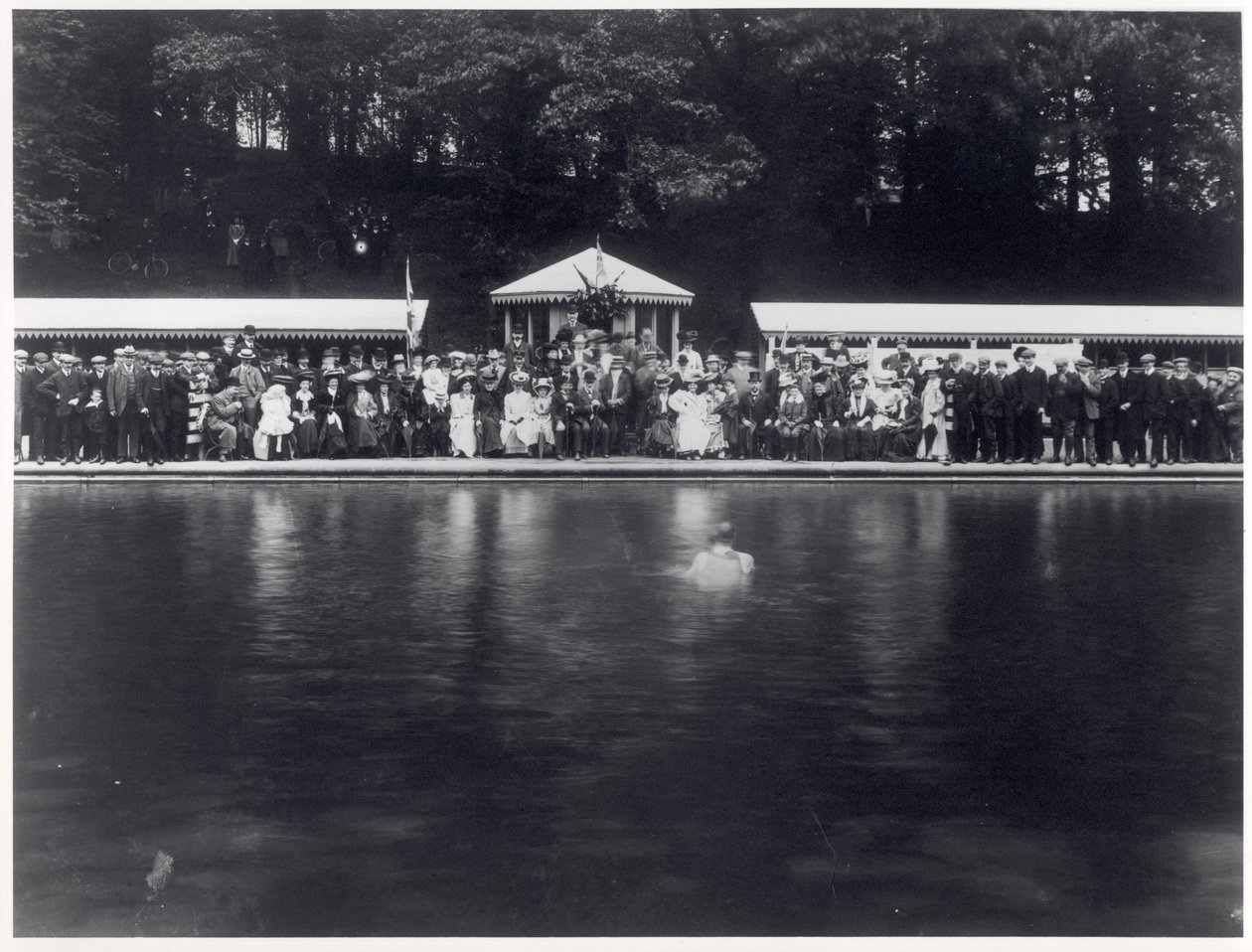 A Roundhay Park szabadtéri úszómedence hivatalos megnyitója, Leeds, 1907. július 29. alkotó: English Photographer