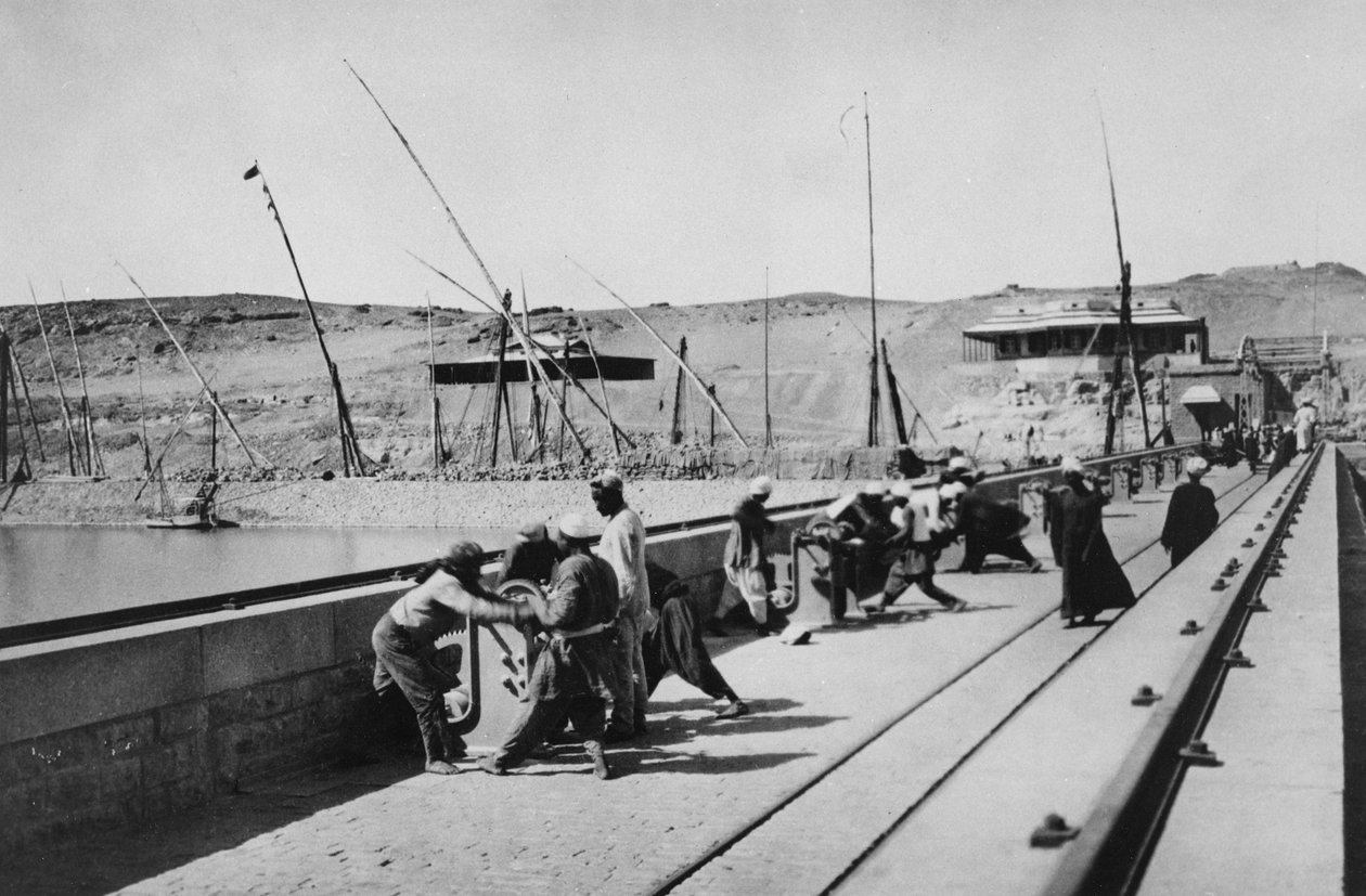 Zsilipek kinyitása a Nílus gáton, 1906 alkotó: English Photographer