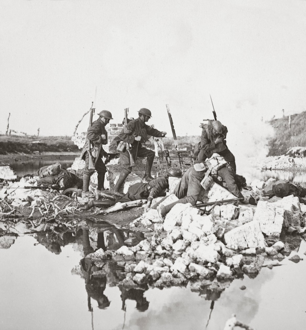 Rettenthetetlen embereink, akik nagy csapások ellen harcolnak, kiaknázzák a hidakat, és visszavonulnak a Crozat-csatornán, 1918 alkotó: English Photographer