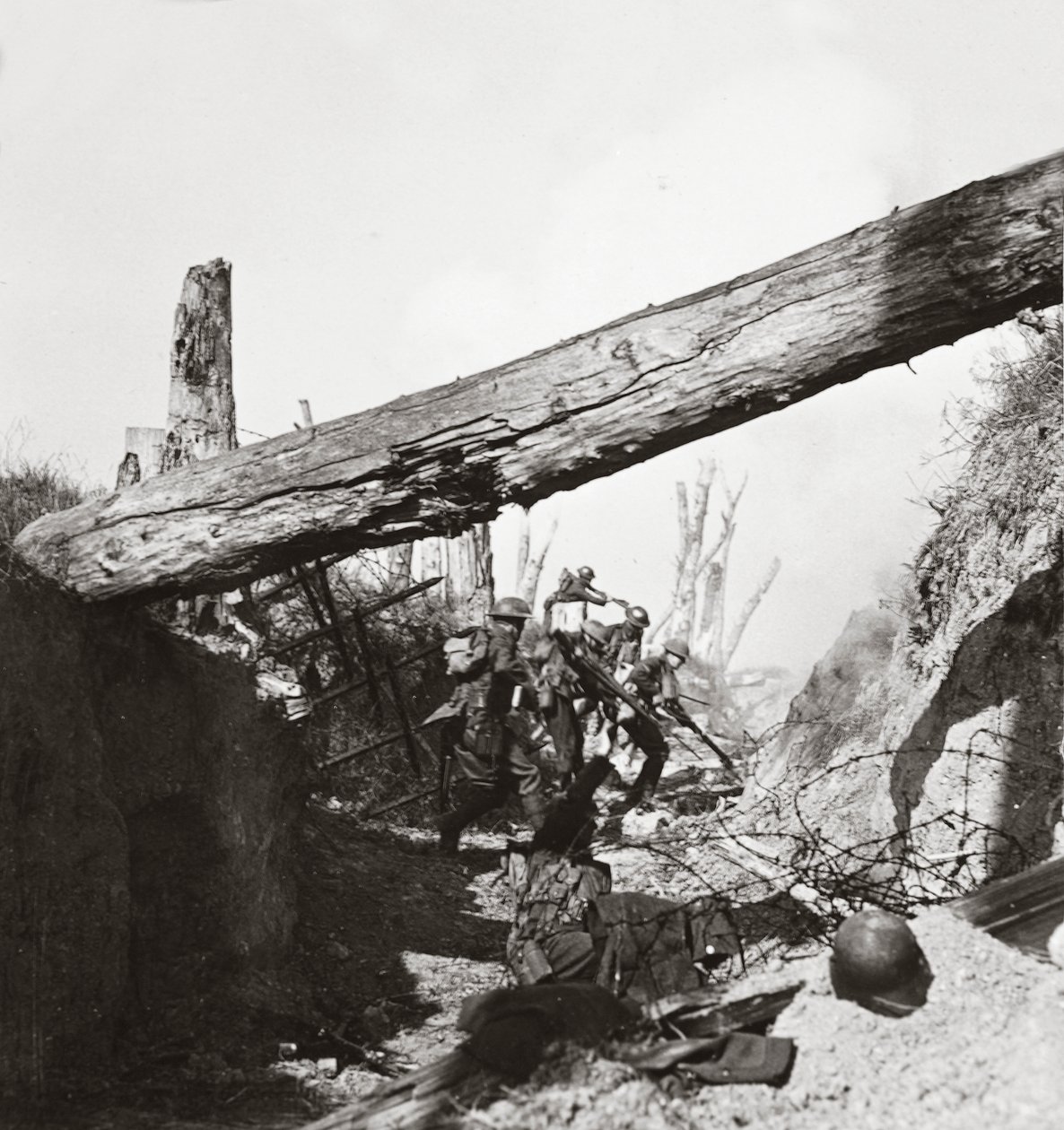 Lelkes gyalogságunk megrohamozza és megragadja a Wotan-vonal egymást követő sáncait Queant közelében alkotó: English Photographer