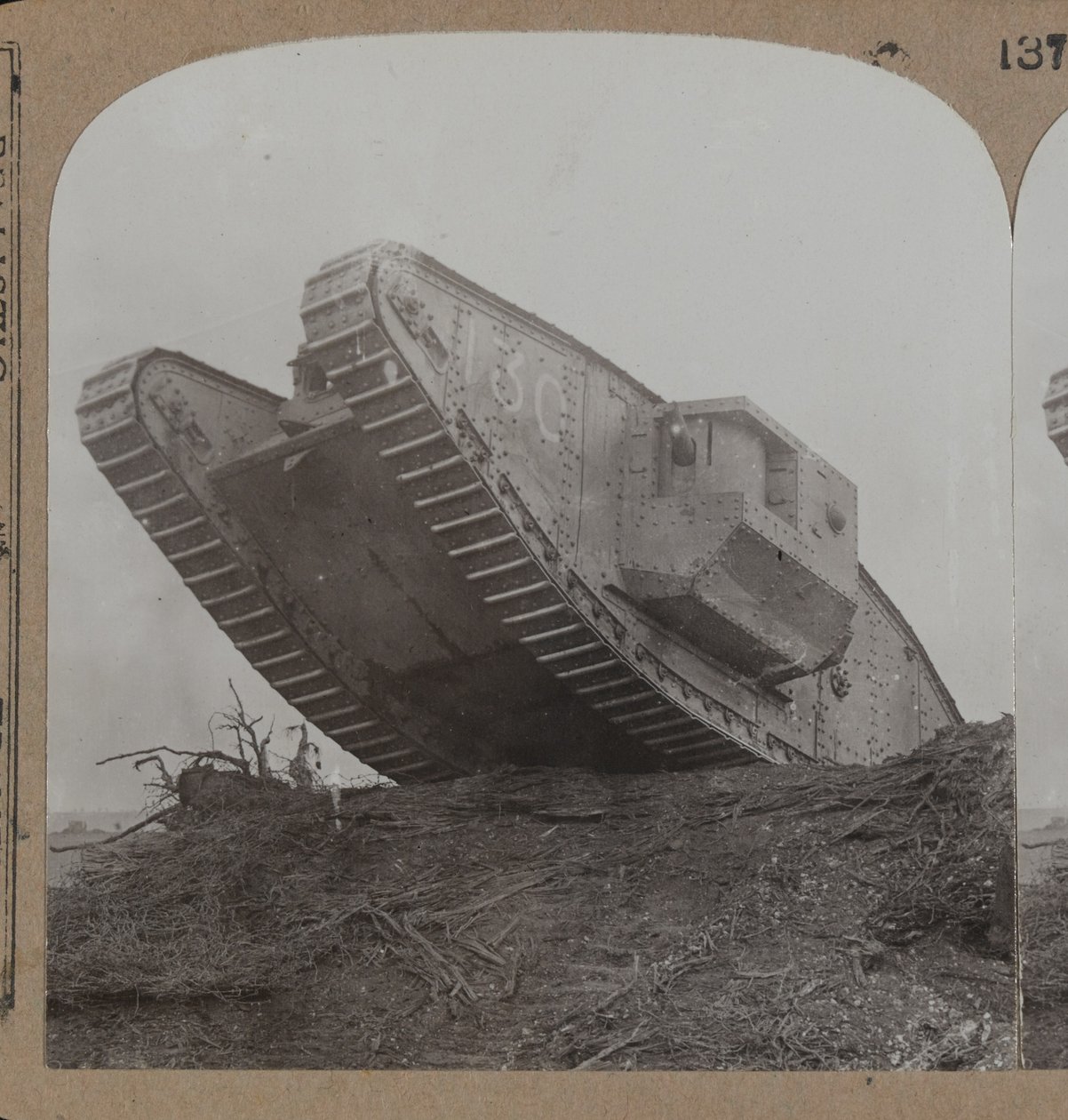 Szörnytankjaink lebontják a szögesdrót öveket, és teljesen meglepik a cambrai központot, 1914-18 alkotó: English Photographer