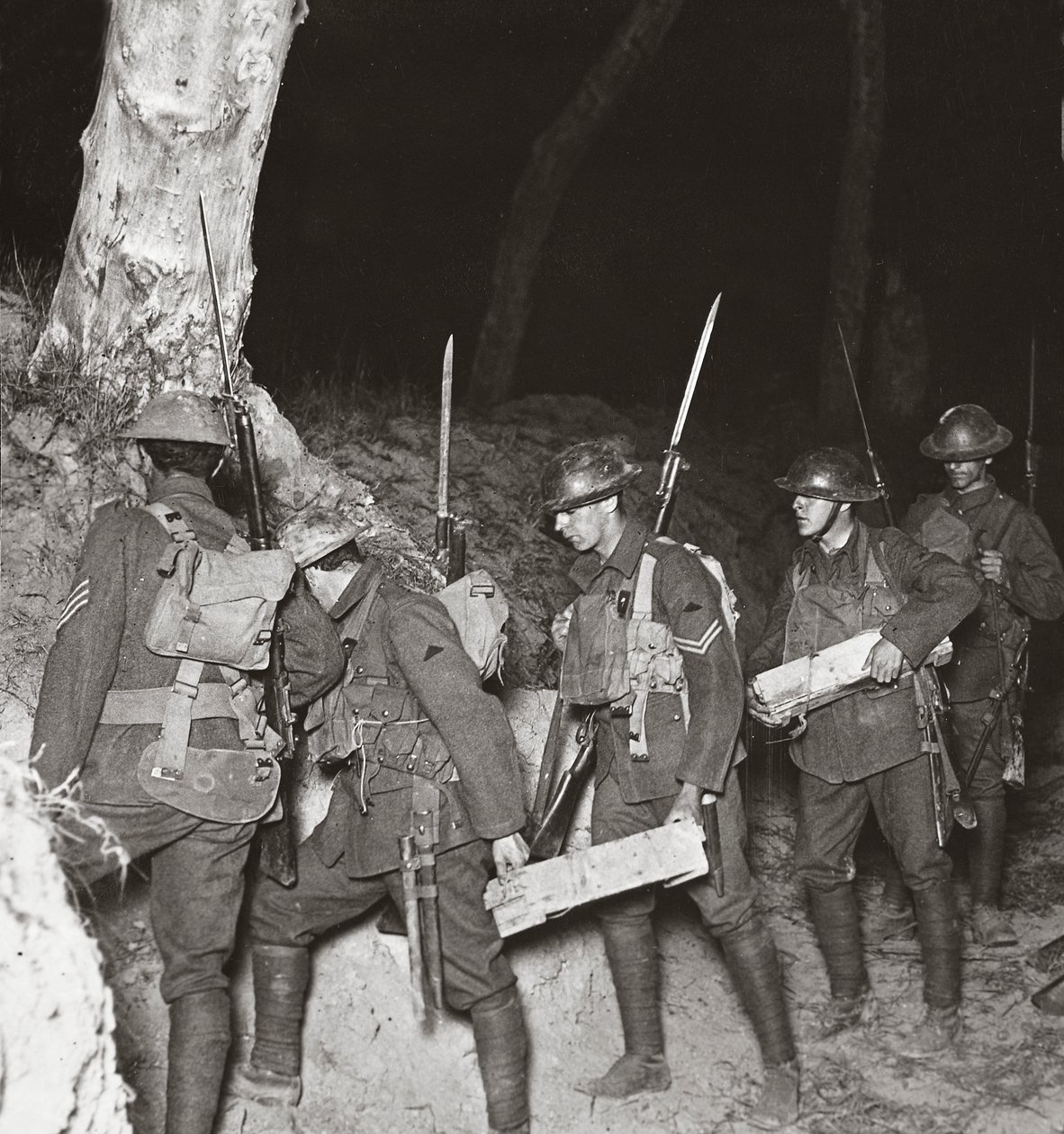 Csapataink egy éjszakai hadműveletben távoznak, hogy elvágják a Villers-Bretonneux-ban kapaszkodó hunokat, 1918 alkotó: English Photographer