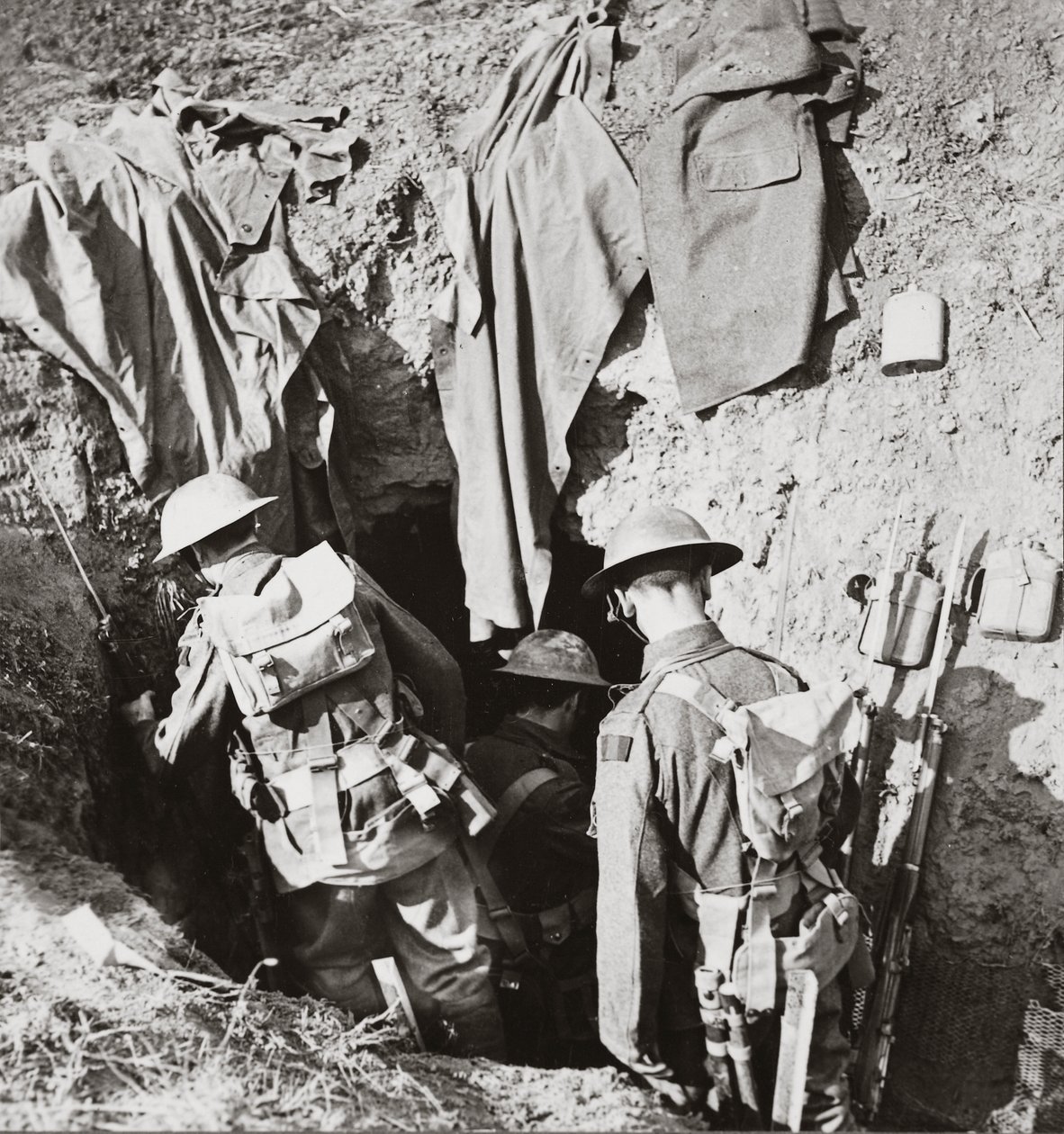 Csapataink egy Jerry ásót használnak, amelyet a szövetségesek nagy előrenyomulása során fogtak el Bayaume-ban, 1918 augusztusában. alkotó: English Photographer