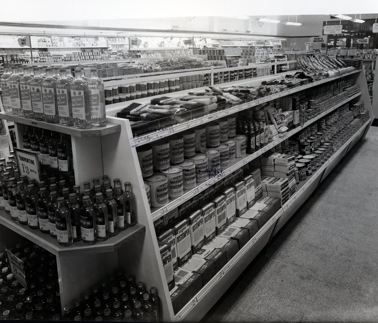 Festék- és ecsetfolyosó, Woolworths üzlet, 1956 alkotó: English Photographer
