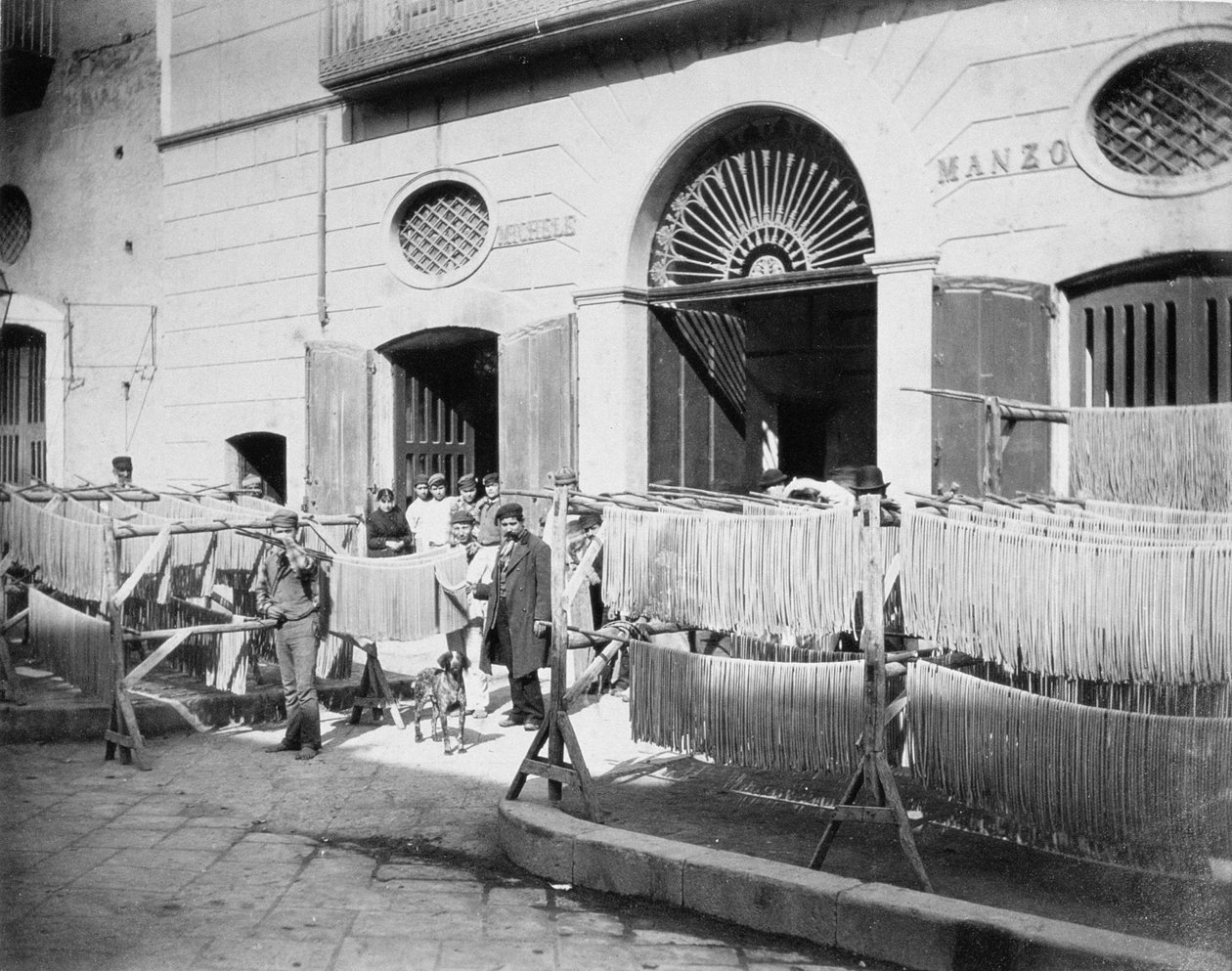 Tésztaszárítás az utcán, Nápoly, 1897 alkotó: English Photographer