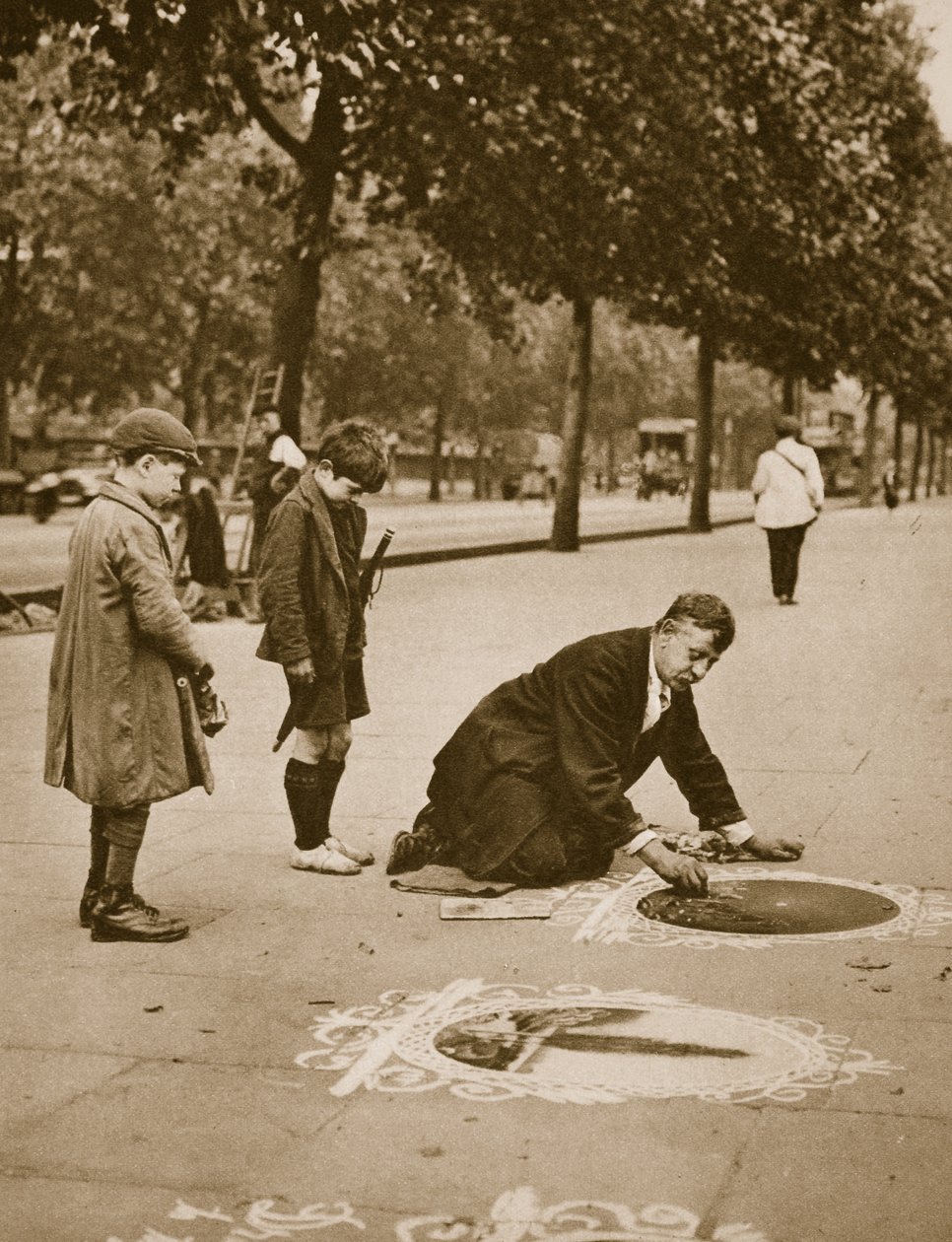 Járdaművész a rakparton, gyerekek megfigyelése (szépia fotó) alkotó: English Photographer