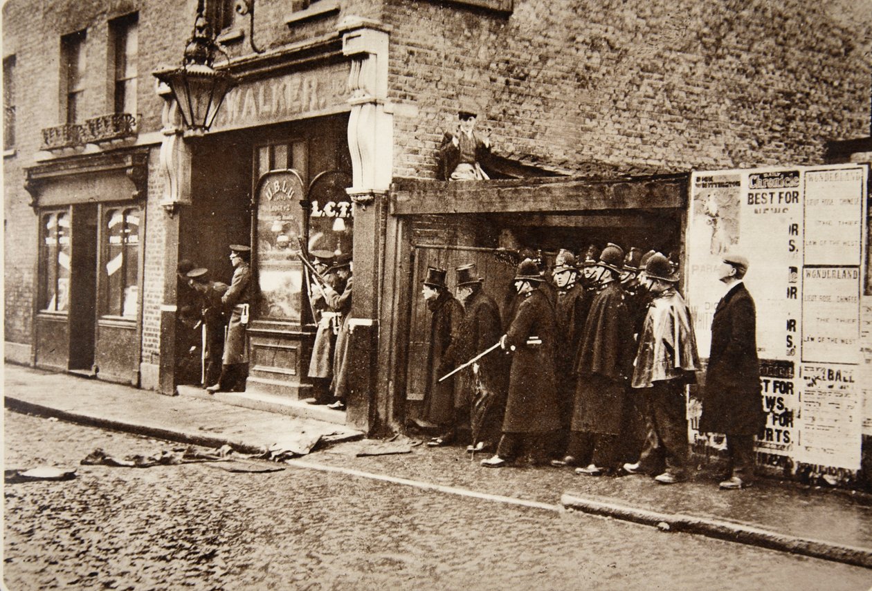 Bekukucskált a sarkokba, és a skót gárdákkal együtt az ostromlott betörők véletlenszerű tüzének tette ki magát: Mr. Winston Churchill cilinderes London East End-én, a Sidney Street Dram alatt. alkotó: English Photographer