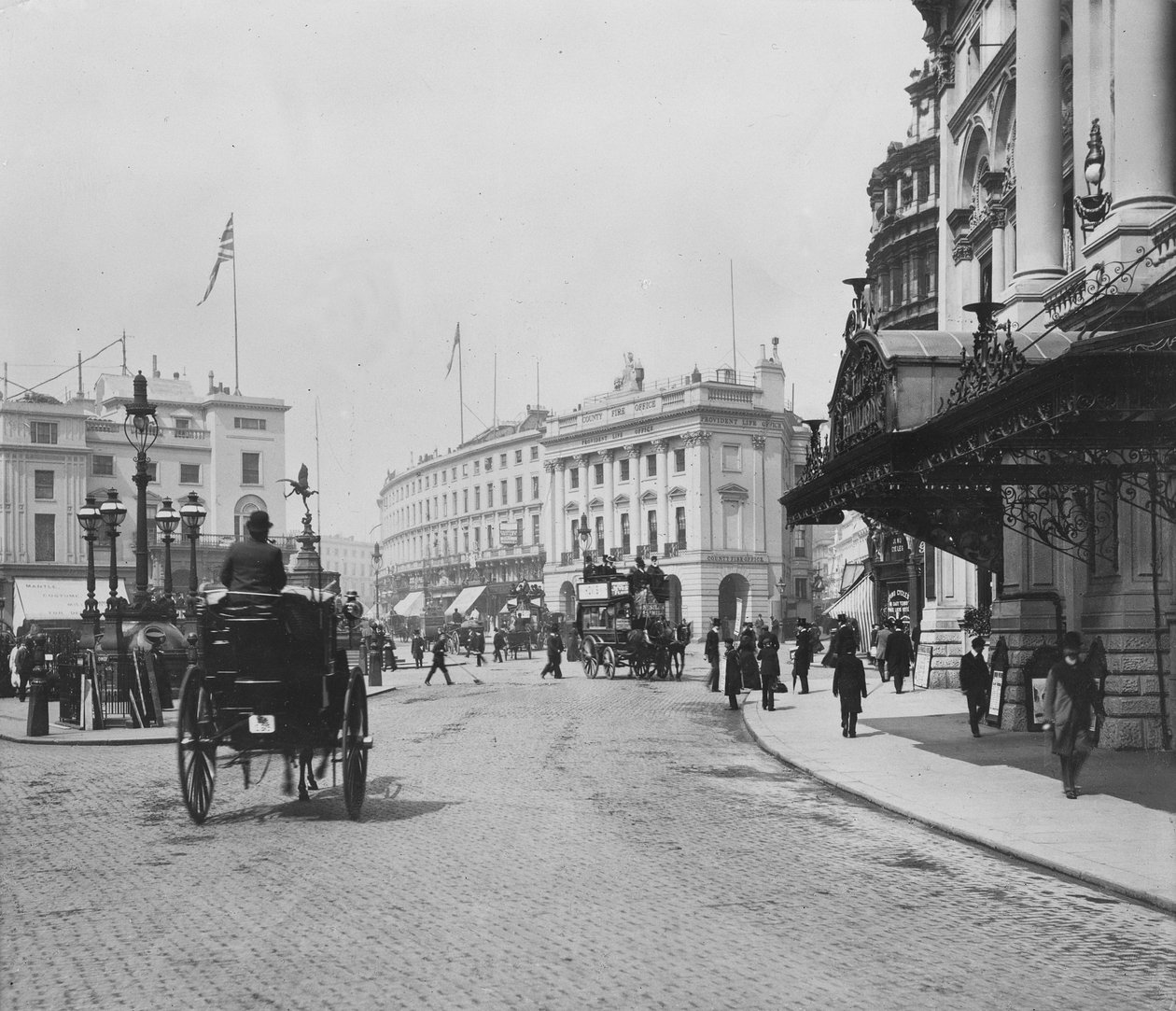 A Piccadilly Circus alkotó: English Photographer