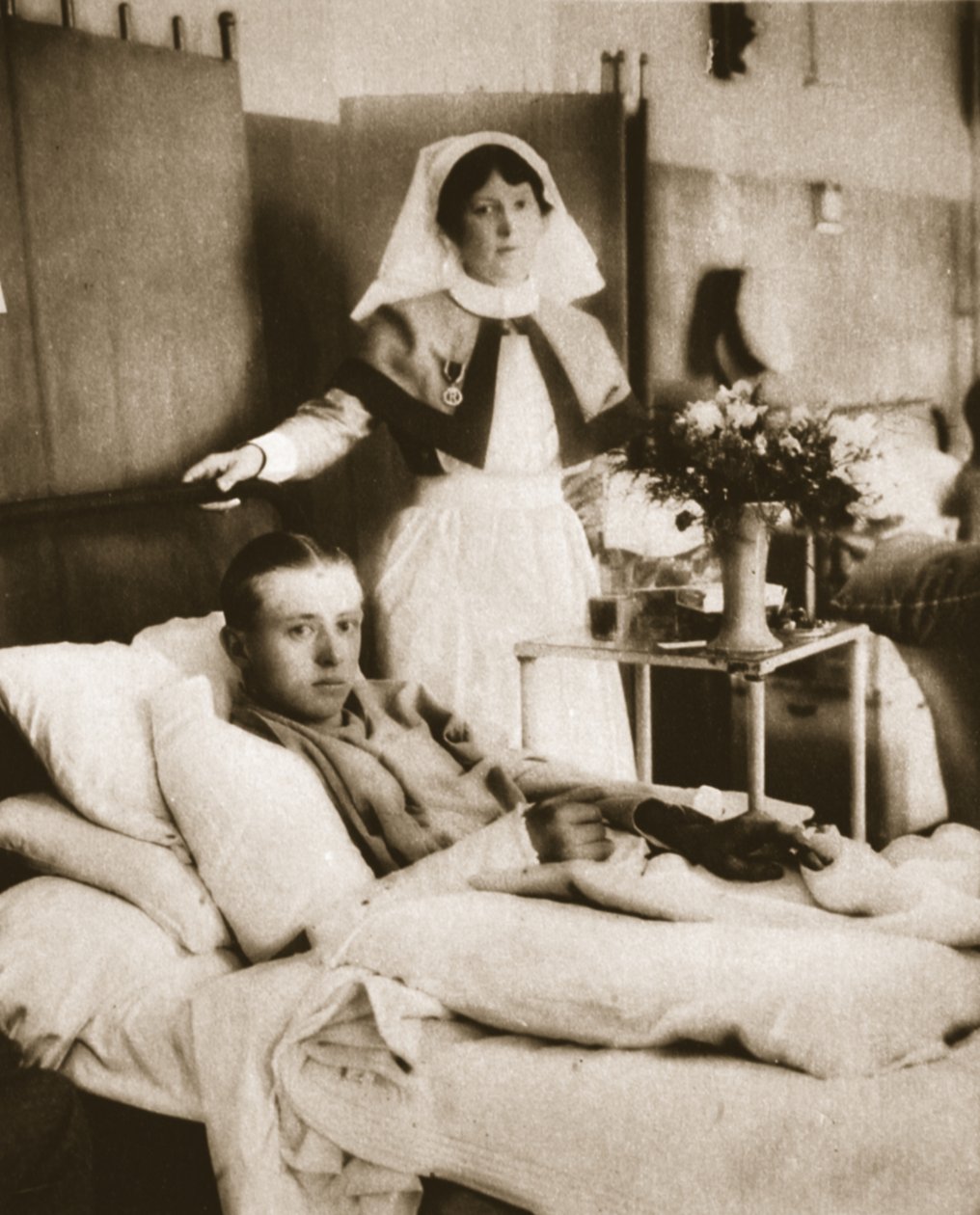 Az Immelmannt lebuktató harci repülőgép pilótája: hadnagy. McCubbin kórházban, a The Illustrated War Newsból, 1916. július 26. (szépia fotó) alkotó: English Photographer