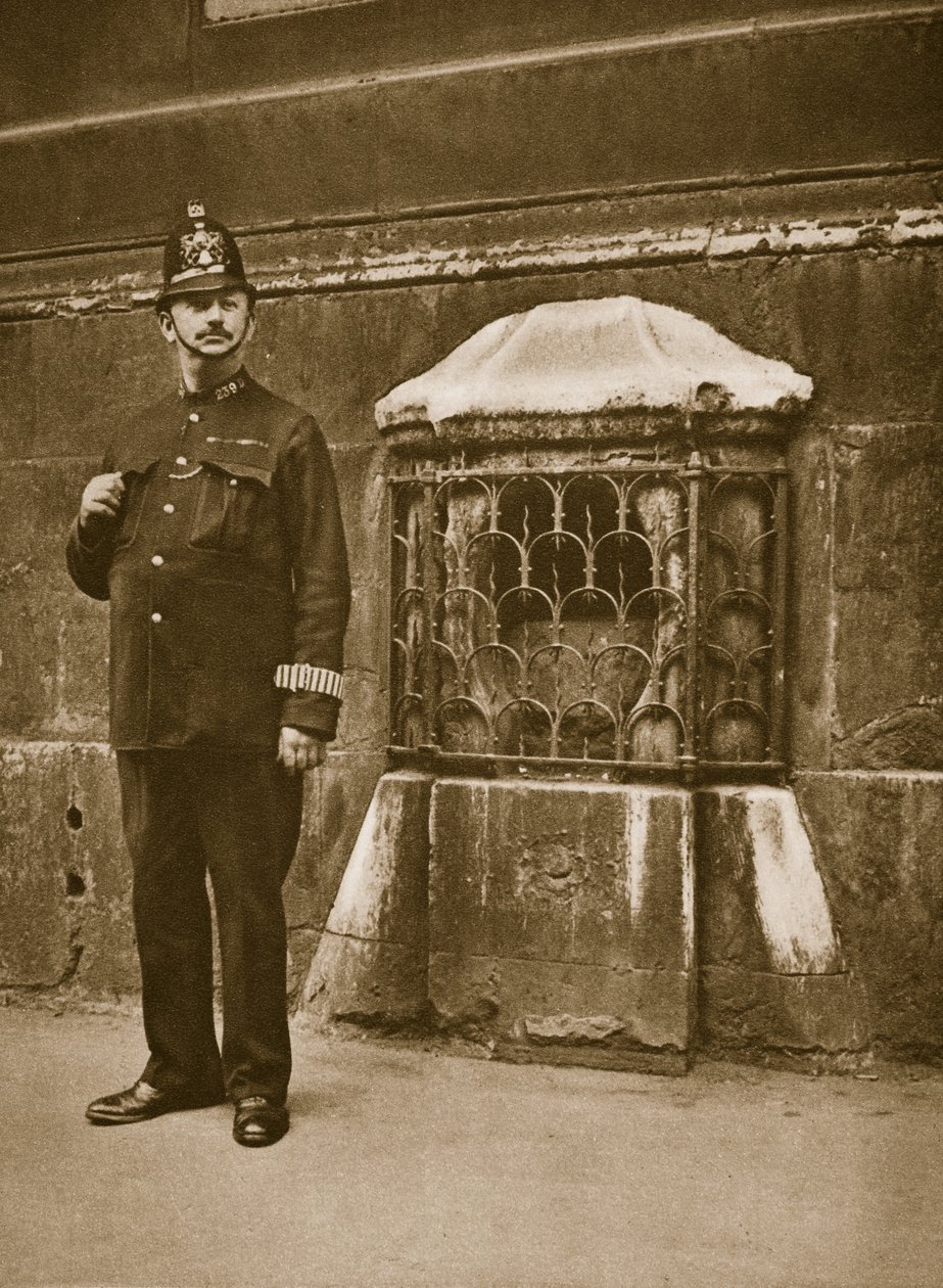 Rendőr egy kő mellett álló St. Swithins falában, Cannon Streeten (szépia fotó) alkotó: English Photographer