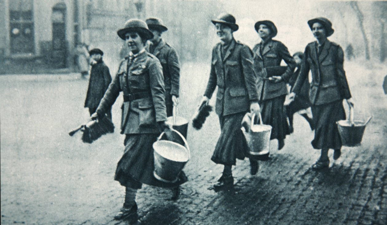 Gyakorlati védelem elsötétített utcákon, illusztráció a The Illustrated War Newsból, 1917. január alkotó: English Photographer
