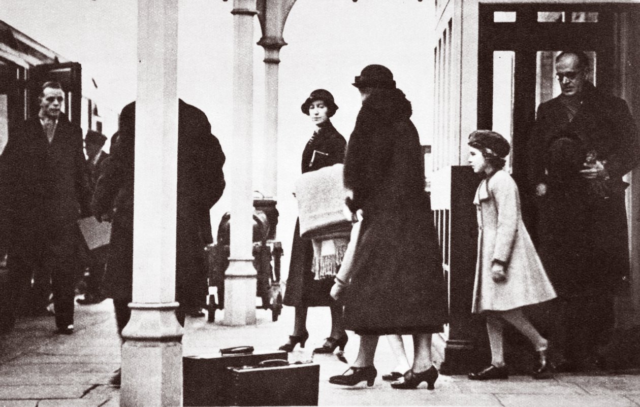 Erzsébet hercegnő és Margaret Rose hercegnő visszatér Londonba, 1936. január alkotó: English Photographer