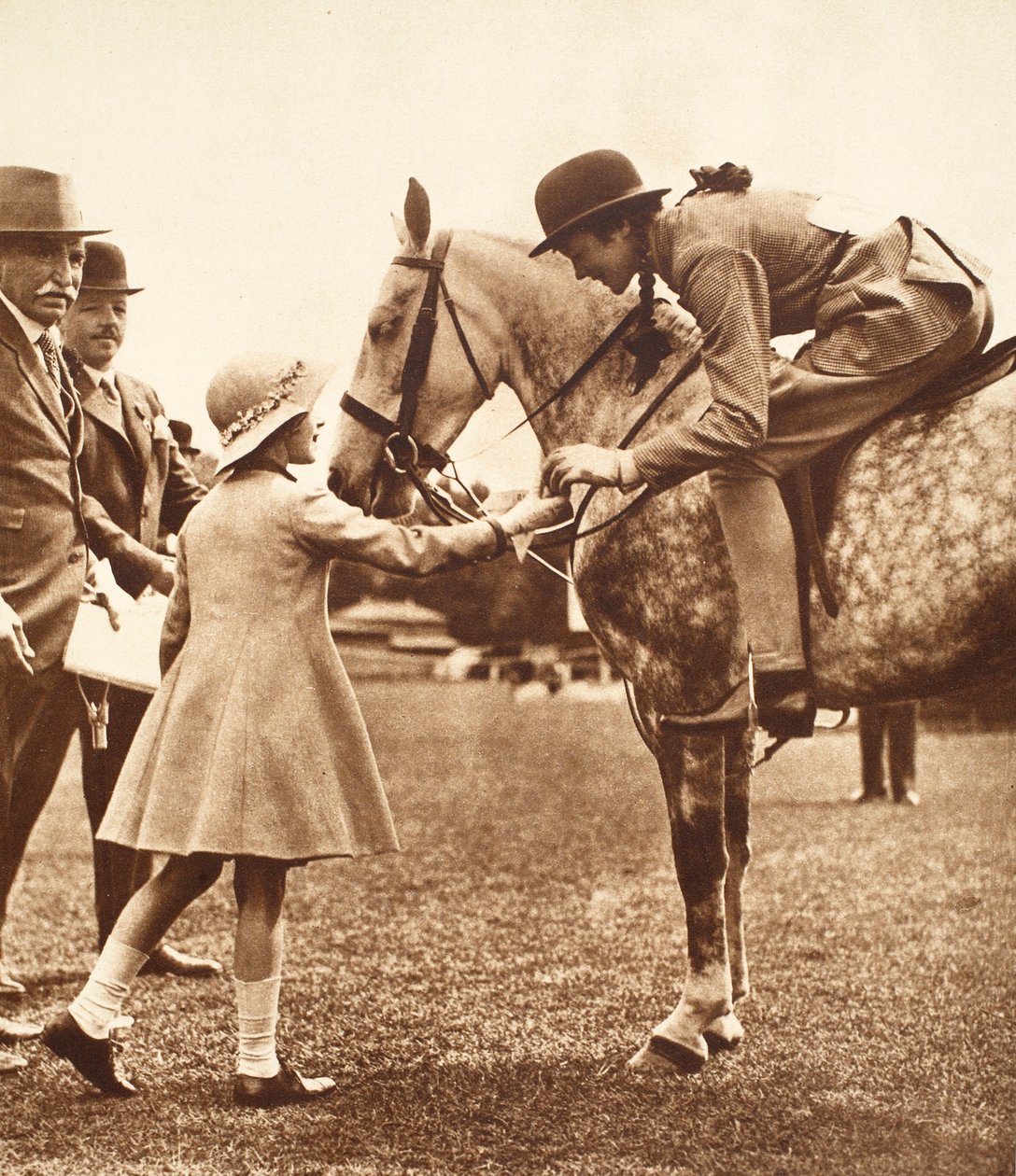 Erzsébet hercegnő és egy versenyző, Gyermeknap a Richmond Horse Show-n alkotó: English Photographer