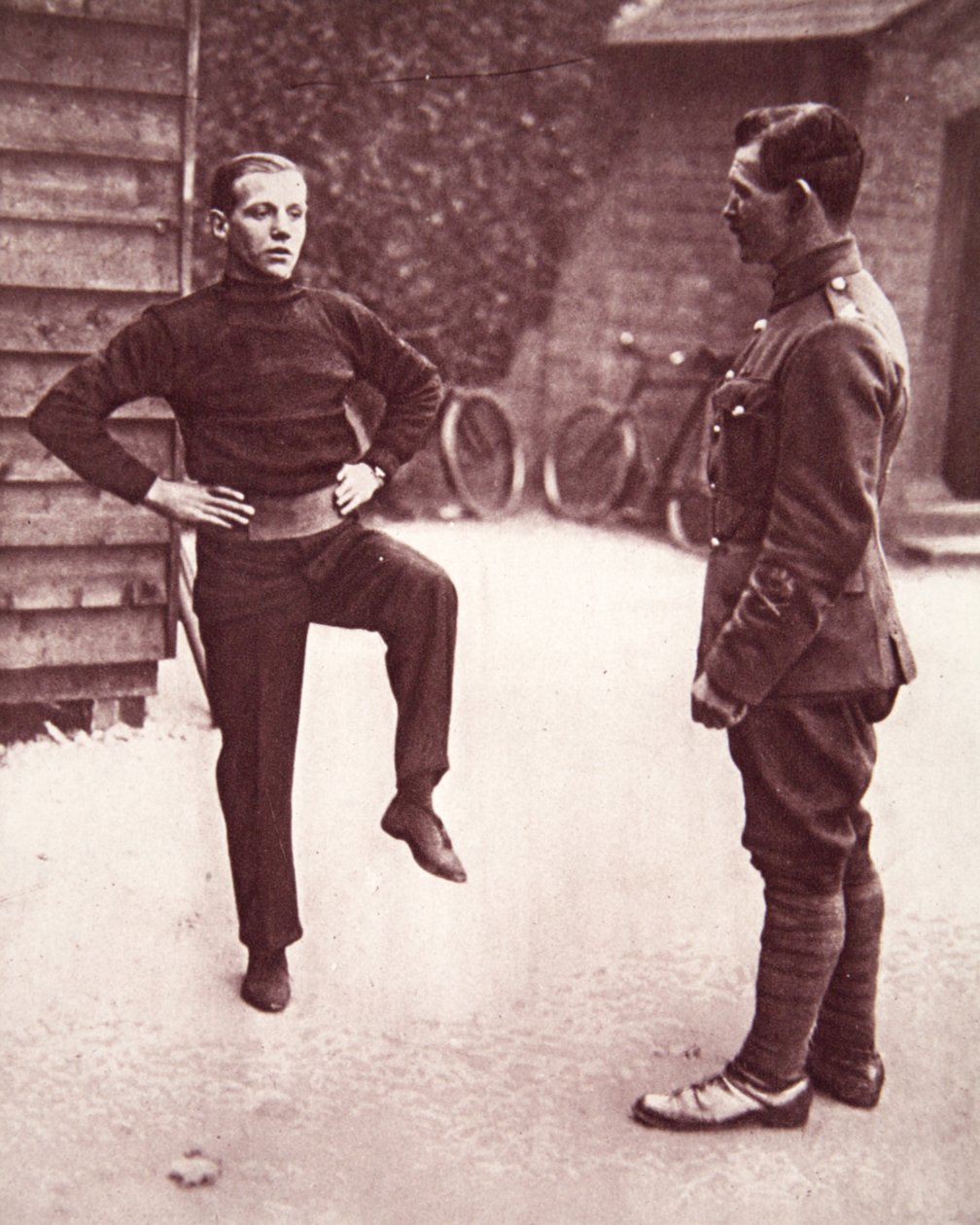 Jimmy Wildes közlegény első gyakorlata Aldershotban, illusztráció a The Illustrated War Newsból, 1917. február 7. (szépia fotó) alkotó: English Photographer