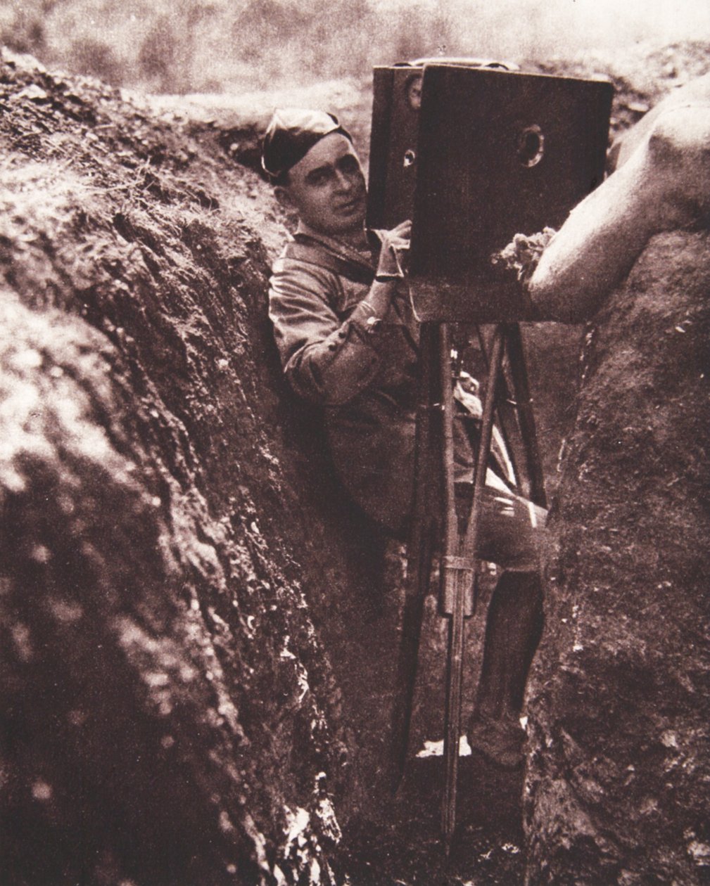 A golyóktól páncélozott acélpajzs védi: a kezelő dolgozik, illusztráció a The Illustrated War Newsból, 1916. szeptember 13. (szépia fotó) alkotó: English Photographer