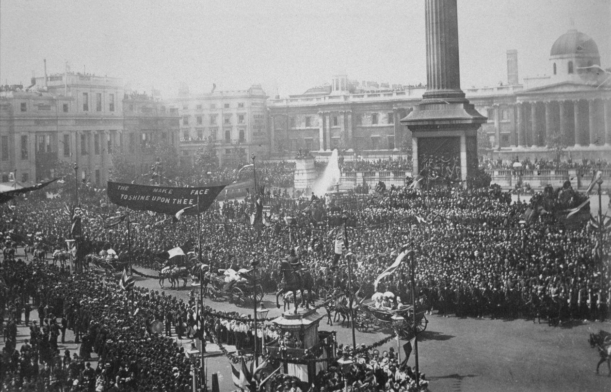 Viktória királynőt (1819-1901) áthajtották a Trafalgar téren az arany jubileumi ünnepségei alatt, 1887 alkotó: English Photographer