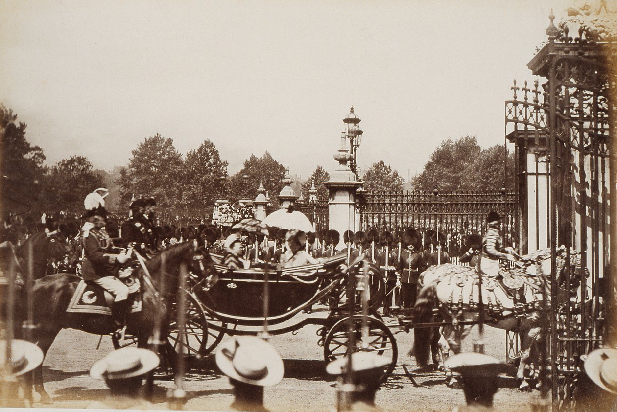 Viktória királynőt (1819-1901) áthajtják London központjában az 1887-es arany jubileumi ünnepségei alatt alkotó: English Photographer