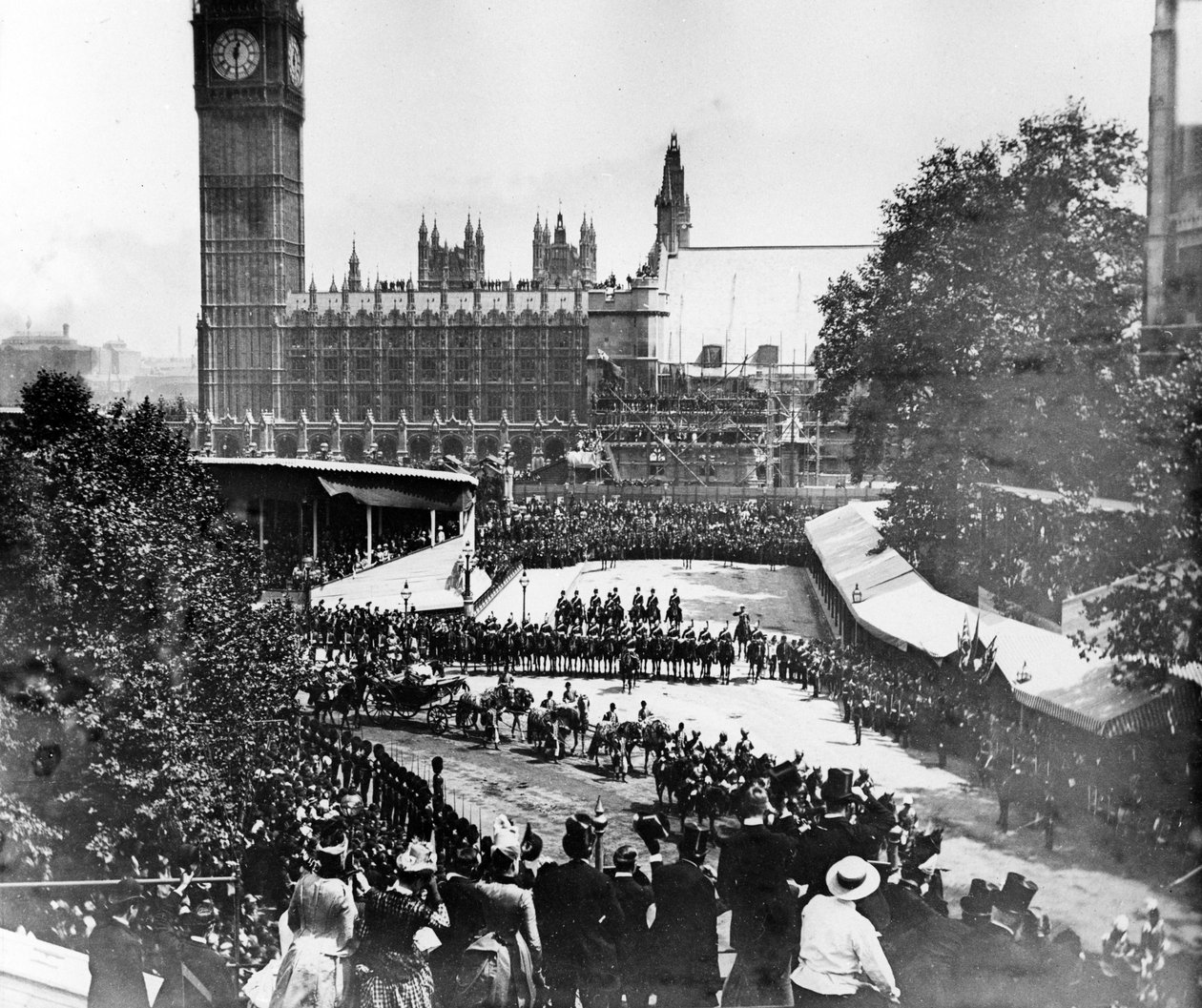 Viktória királynő elhaladt a Westminster-apátság mellett gyémánt jubileumi körmenetében, 1897 alkotó: English Photographer